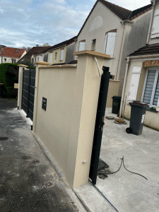 Photo de galerie - Maçonnerie d’un Muret et Ravalement d’enduit Ton clair 