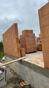 Photo de galerie - Nous avons réalisé les murs de l’extension de moins de 50 m² Le projet est entièrement en bio-briques, un matériau isolant et durable, garantissant une construction de qualité et un confort optimal.