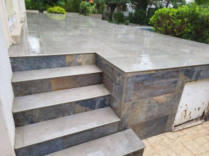 Photo de galerie - Réalisation pose carrelage sur terrasse, marches et mûrs