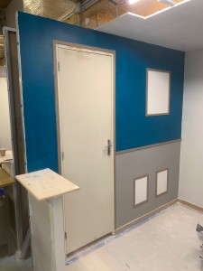 Photo de galerie - Montage  du porte et BA13 et peinture et enduit de finition 