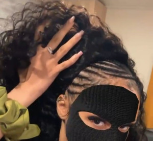 Photo de galerie - Tresses et perruque demi tête.
