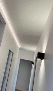 Photo de galerie - Pose de ruban led et applique murale pour une touche de modernité.