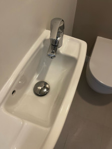 Photo de galerie - ✨ Lavabo soigneusement nettoyé, avec une attention particulière aux détails. ? Robinetterie parfaitement nettoyée et brillante pour une finition impeccable.