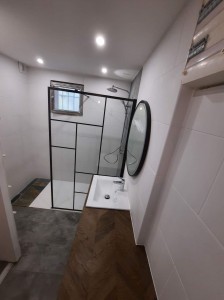 Photo de galerie - Une salle de bain de A a Z du sols au plafond 