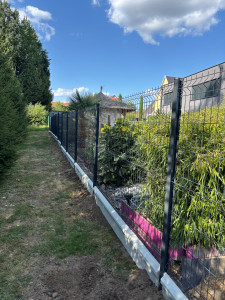 Photo de galerie - Clôture simple fil rigide avec dalle de soubassement 