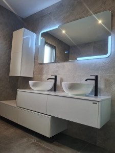 Photo de galerie - Pose d'équipement de salle de bain. 
- Meuble double suspendu.
- Double vasques et robinetteries.
- Miroir led 160cm.
