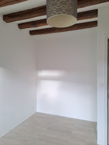 Photo de galerie - Peinture mur blanc, recouverte sur mur marron a la base.