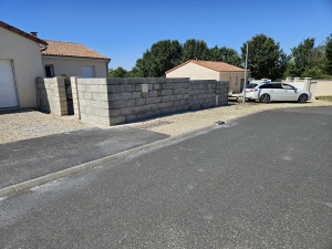 Photo de galerie - Réalisation d'un murs de clôture en échelle et mise en place de plier et de la boîte au lettre 