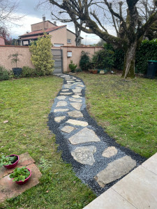 Photo de galerie - Realisation chemin en gravier et en dalle de pierre avec de la recuperation