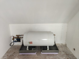 Photo de galerie - Pose d’un ballon ECS avec bac de récupération , l’emplacement étant sur un plancher bois.