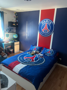Photo de galerie - Peinture d’une chambre aux couleurs de PSG pour un enfant .