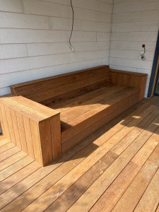 Photo de galerie - Création et fabrication d’un banquette extérieure en IPE avec coffres de rangement 