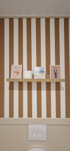 Photo de galerie - Pose d'un papier peint à rayures !