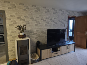 Photo de galerie - Pose d'un papier peint avec raccords effet brique 