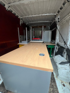 Photo de galerie - Livraison / transport de chaises / bureau et tables de classes 