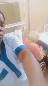 Photo de galerie - Spécialisée dans les soins d'hygiène personnalisés et la maîtrise du matériel médical lourd (lève-personne, verticalisateur), j'accompagne vos proches dépendants ou en situation de handicap avec douceur, bienveillance et rigueur.