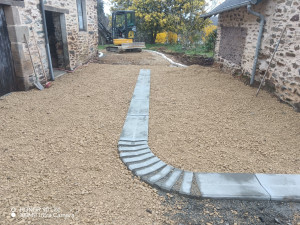 Photo de galerie - Pose de bordure cc1 avec régalage de cailloux pour recevoir des enrobés
