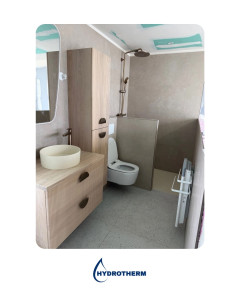 Photo de galerie - ?✨Salle de bain moderne et fonctionnelle : douche à l’italienne avec paroi, meuble vasque en bois clair, WC suspendu et robinetterie finition laiton. Aménagement optimisé, lignes épurées et matériaux de qualité pour un rendu chaleureux et contemporain.