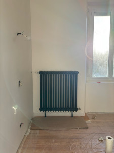 Photo de galerie - Dépose + Repose d’un radiateur en fonte avec modification de tuyauterie, dans le cadre d’une rénovation de chambre. 