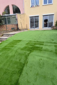 Photo de galerie - ? Vous en avez marre d’entretenir votre jardin ? Passez au gazon synthétique ! ? Fini la tonte, l’arrosage et l’entretien régulier. ✅ Préparation et mise à niveau du sol ✅ Fourniture du gazon synthétique ? Contactez-nous pour un devis gratuit.