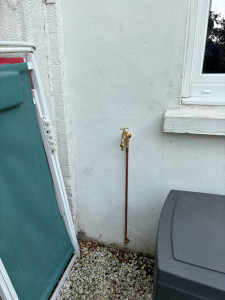 Photo de galerie - Création d’un point d’eau dans le jardin. passage de tuyauterie cuivre à partir du garage