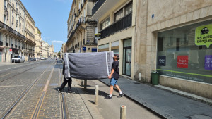 Photo de galerie - Manutention dans les rues de Bordeaux.