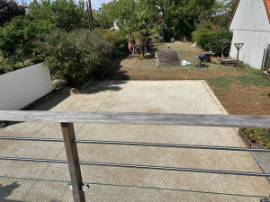 Photo de galerie - Après la réalisation d'une cour en 10/14 calcaire avec une chaînettes de pavés en périphérie en travertin 
