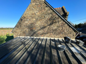Photo de galerie - Solin effectuer entre le pignon, pierre de taille et le toit en bas acier