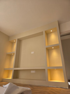 Photo de galerie - Installation de spots dans niches de meuble TV