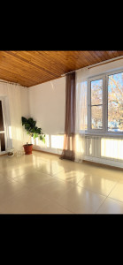 Photo de galerie - Pièce propre et lumineuse, avec sol carrelé et espace dégagé.