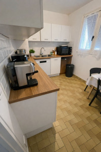 Photo de galerie - Cette photo présente une cuisine entièrement nettoyée et rangée avec des surfaces désinfectées, un plan de travail impeccable et un espace parfaitement organisé ,garantissant un résultat professionnel.