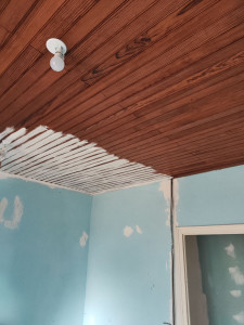 Photo de galerie - Avant peinture sur lambris  ,lessivage , pose un couche d'accrochage glycėro  , finition 2 couches blanc mat velours lessivable