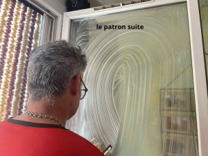 Photo de galerie - Toujours le patron au travail 