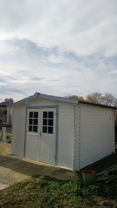 Photo de galerie - Peinture complète d'un cabanon de jardin jamais vernis de 7 ans. 
Avec un blanc cassé cela va résister au soleil pendant au moins 4 ans. ? 
