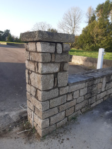 Photo de galerie - Remontage de poteaux  en pierre démoli par un véhicule !