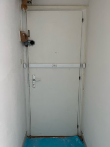 Photo de galerie - Pose d’un verrou de sécurité + barre de sécurité pour renforcement porte 