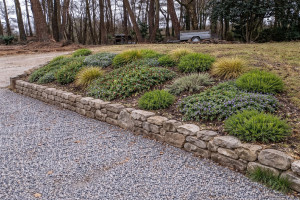 Photo de galerie - Création paysagère Pierres et massif 