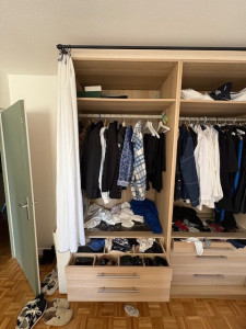 Photo de galerie - Un dressing d'une jeune étudiante qui dorénavant prend de bonnes habitudes !