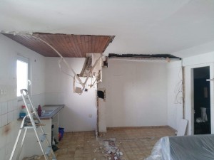 Photo de galerie - Destruction de la cheminée démolition des anciens placo murs et plafond 