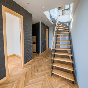 Photo de galerie - Pose de parquet en bâton rompu + montage d'escalier en kit (Lapeyre) (Le fond dur et la teinte sont d'origine et n'ont pas été modifié)