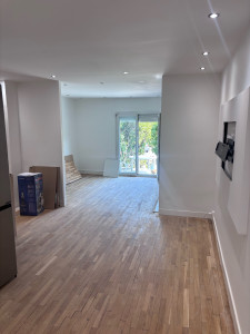 Photo de galerie - Création d'un faux plafond sur toute la surface du salon salle à manger et cuisine  + cadre de télé sur mesure avec bondes à joints et finitions peinture 