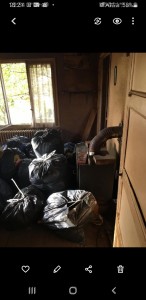 Photo de galerie - évacuation des déchets dans un logement squatté pour une agence immobilière. 