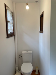 Photo de galerie - Un toilette refais à neuf