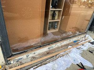 Photo de galerie - Réparer un cadre de vitrine pourri 