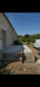 Photo de galerie - Création d’une terrasse Terrassement/montage blocs à bancher/coulage de dalle ainsi qu’un escalier 