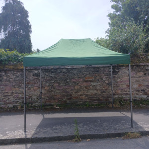 Photo de galerie - Barnum ouvert et solide. 3m*2m*1.80m de passage en dessous. Hauteur totale 2.65m. Facile a mettre en œuvre, il se met en place en 3 min. Structure solide permettant d accrocher de la décoration.