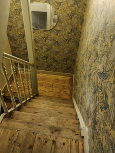 Photo de galerie - Décapage, tapisserie et peinture d'une cage d'escalier