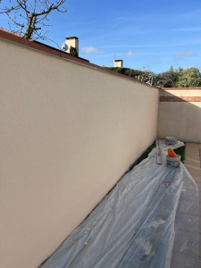 Photo de galerie - Application d’enduit sur mur brut 