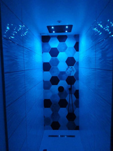 Photo de galerie - Douche italienne avec robinetterie encastrée intégralement 