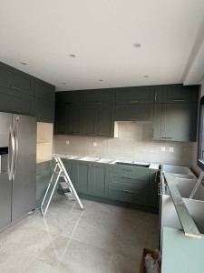 Photo de galerie - Pose de cuisine avec meubles hauts et bas, ajustements précis et finitions soignées. Travail propre et soigné.